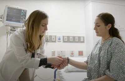 Кодирование Аквилонг в Ясногорске Врач держит пациентку за руку