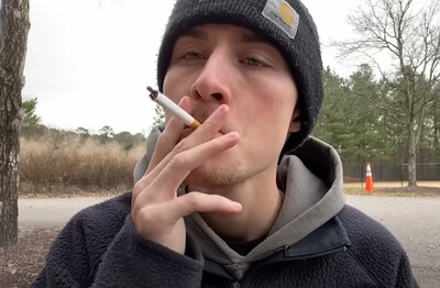 Лечение зависимости от табакокурения в Ясногорске Мужчина с сигаретой делает затяжку