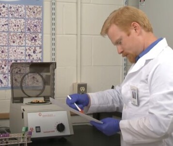 Клиника лечения наркозависимости в Ясногорске Врач в кабинете клиники